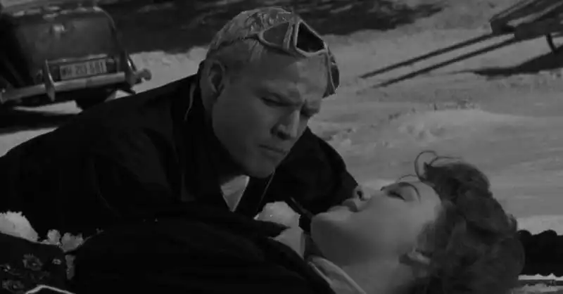 marlon brando e barbara rush in i giovani leoni 1