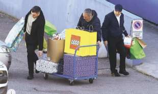 marta fascina porta i regali ai bambini in ospedale 1