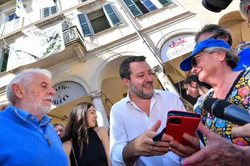 matteo salvini alla festa della lega a varese