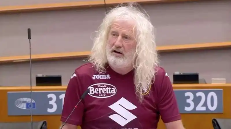 mick wallace al parlamento europeo con la maglia del torino  