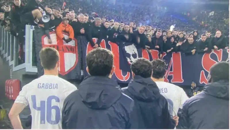 milan sotto la curva dei tifosi all'olimpico