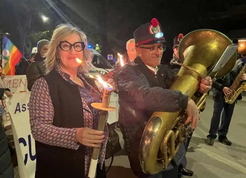 monica ciaburro  alla fiaccolata del 25 aprile.  