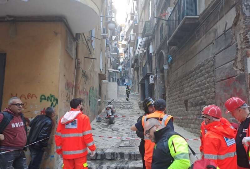 NAPOLI - CROLLA FACCIATA DI UN PALAZZO AI QUARTIERI SPAGNOLI