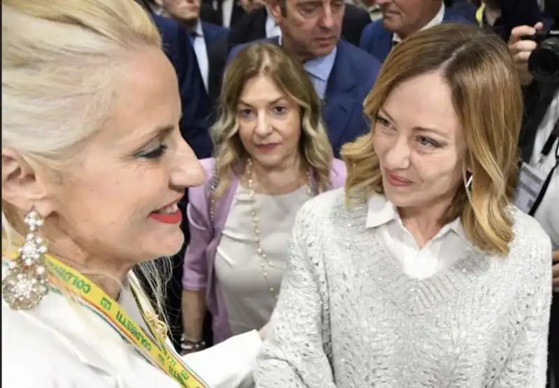 patrizia scurti e giorgia meloni al vinitaly  