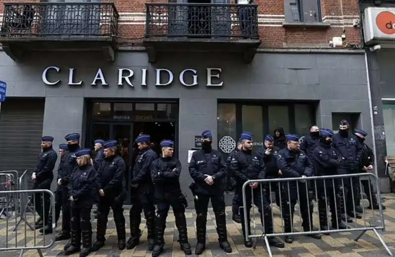 polizia al claridge di bruxelles   convention national conservatism 