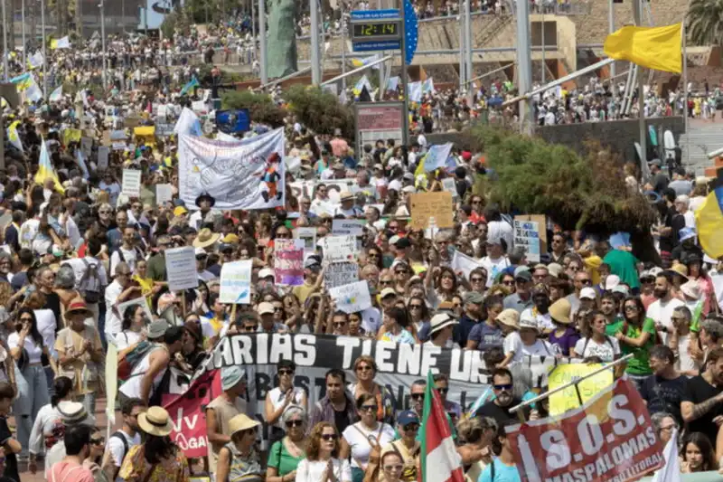 proteste contro il turismo di massa nelle canarie 6