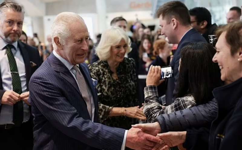 re carlo e camilla visitano un centro oncologico 6