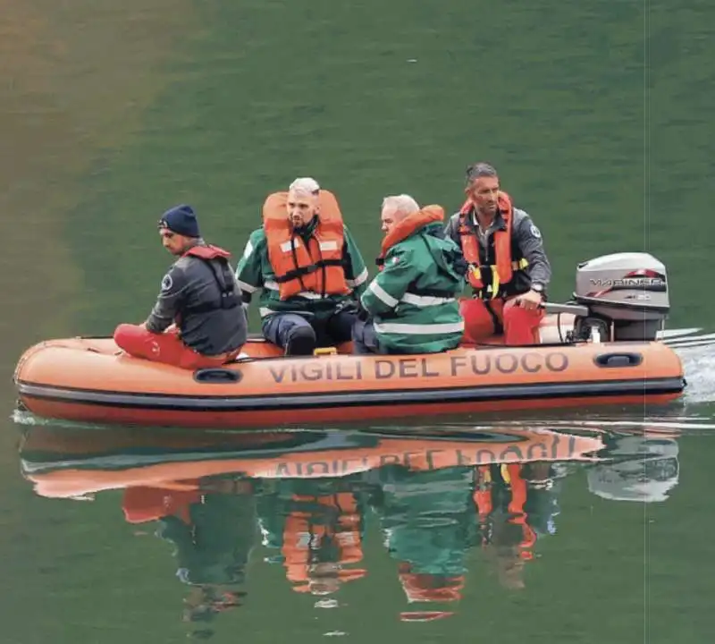 ricerche dei vigili del fuoco   diga di suviana 