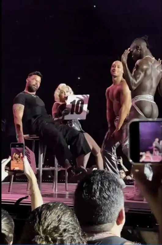 ricky martin con l'augello in tiro durante il concerto di madonna. 13