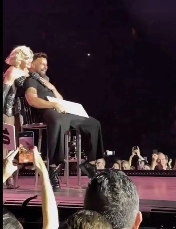 ricky martin con l'augello in tiro durante il concerto di madonna. 16