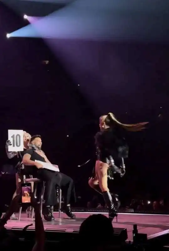 ricky martin con l'augello in tiro durante il concerto di madonna. 17