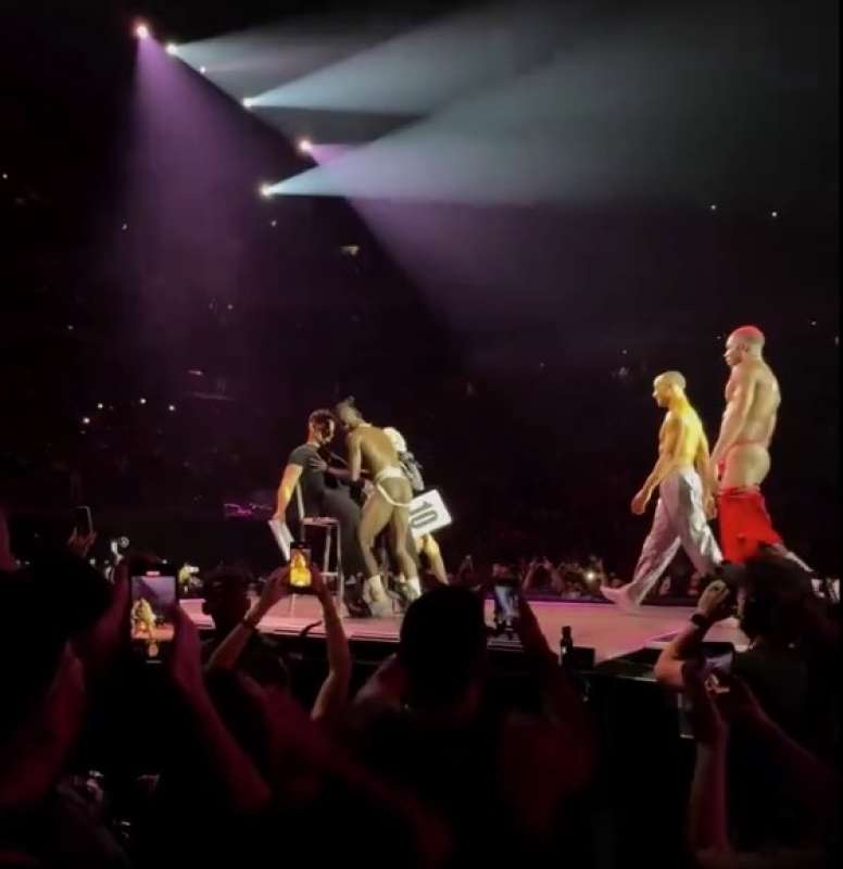 ricky martin con l'augello in tiro durante il concerto di madonna. 2