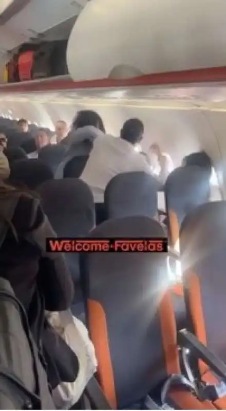 rissa su aereo da napoli a ibiza. 8