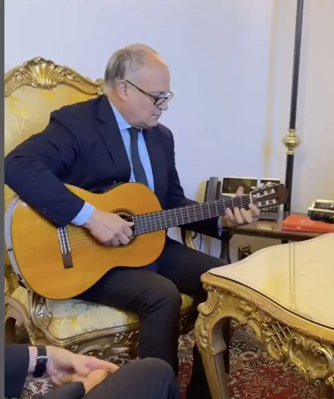 roberto gualtieri suona con claudio baglioni   2