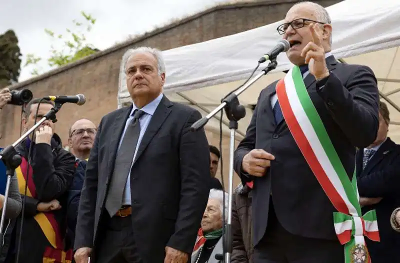 roberto salis con roberto gualtieri sul palco dell anpi per il 25 aprile 