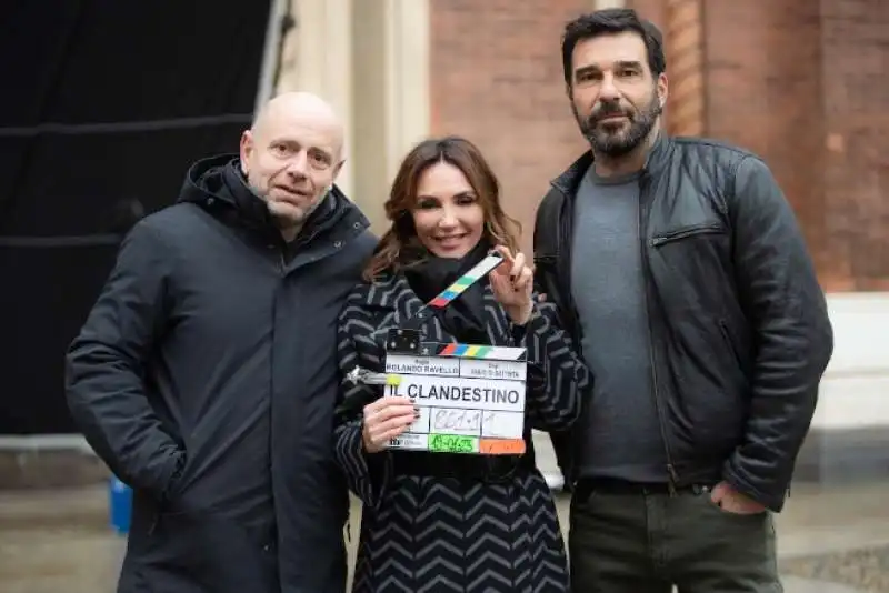 rolando ravello, paola lucisano e edoardo leo, regista, produttrice e protagonista della serie di rai1 il clandestino