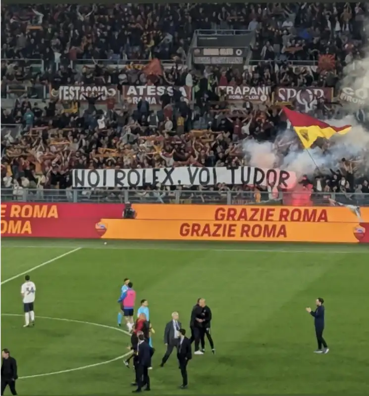 roma lazio sfottò dei tifosi giallorossi