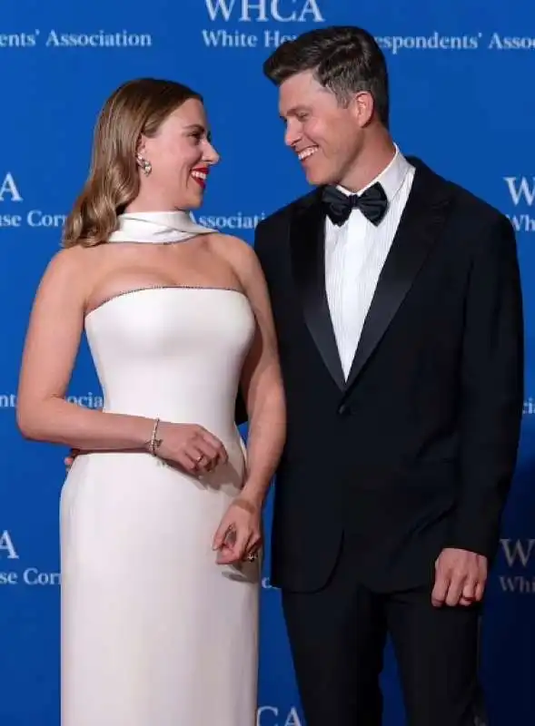 scarlett johansson colin jost 