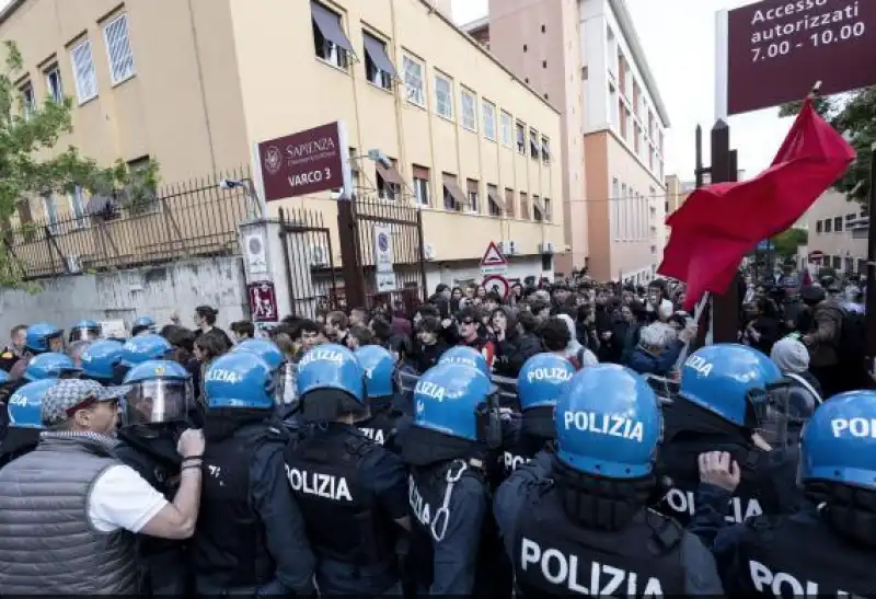 scontri la sapienza studenti agenti