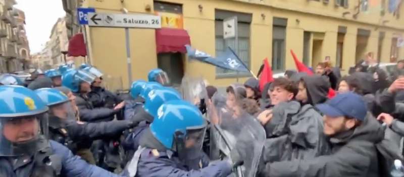 scontri polizia studenti - corteo pro palestina a torino