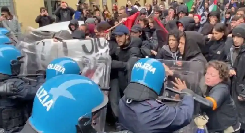 scontri polizia studenti - corteo pro palestina a torino 