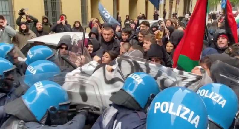 scontri polizia studenti - corteo pro palestina a torino