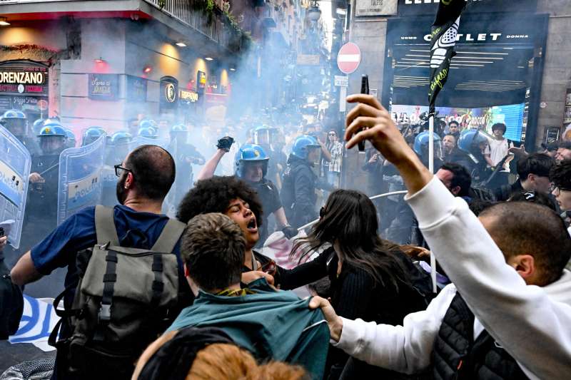 scontri tra polizia e manifestanti a napoli 1