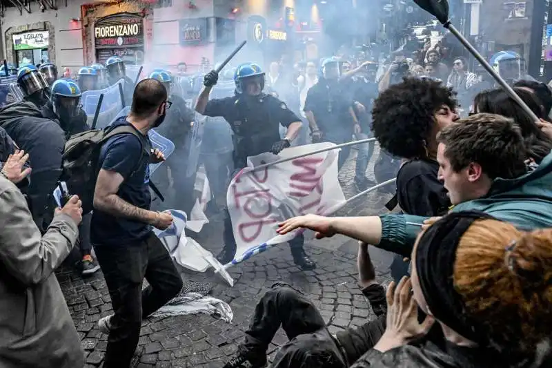 scontri tra polizia e manifestanti a napoli   10