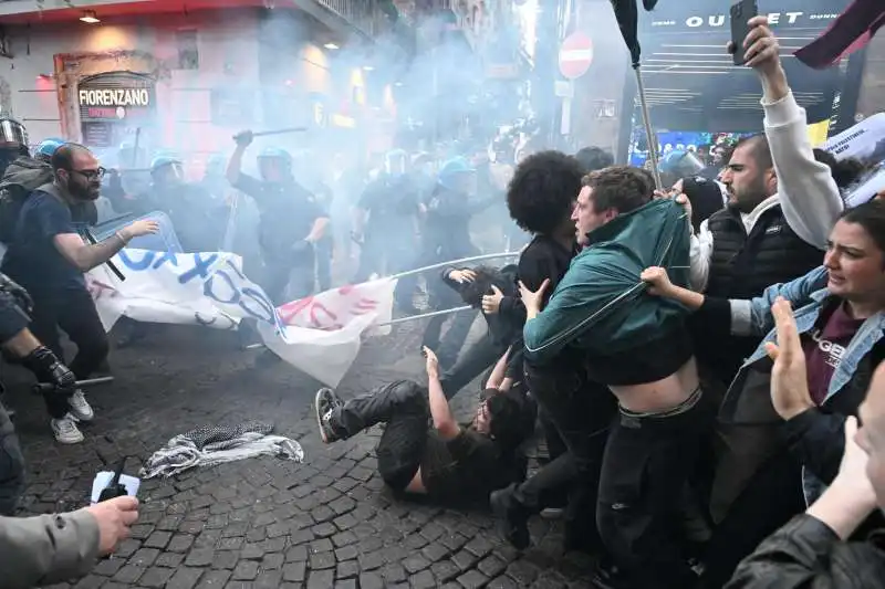 scontri tra polizia e manifestanti a napoli   2