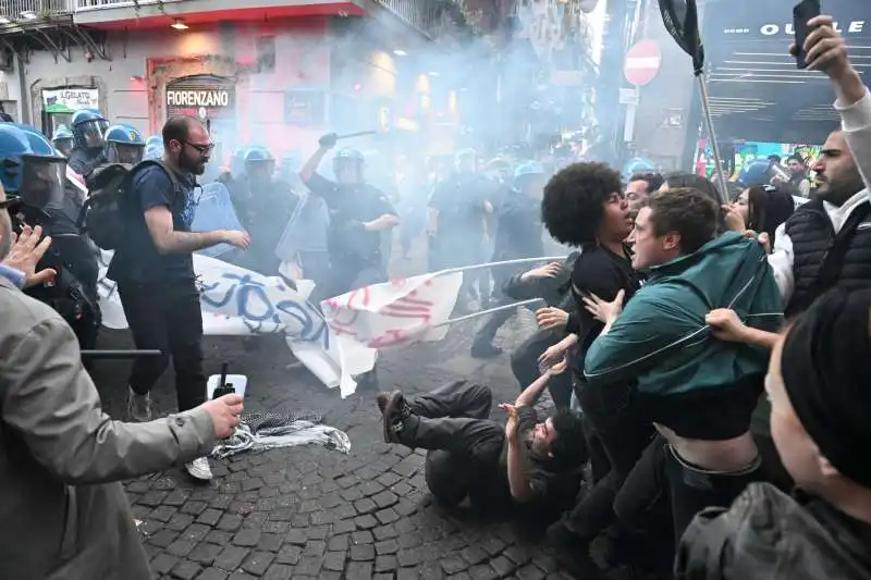 scontri tra polizia e manifestanti a napoli   3