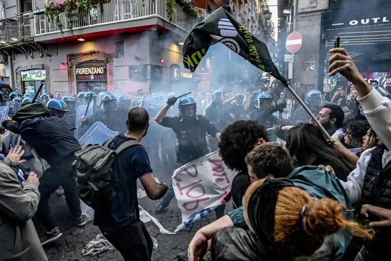 scontri tra polizia e manifestanti a napoli   4