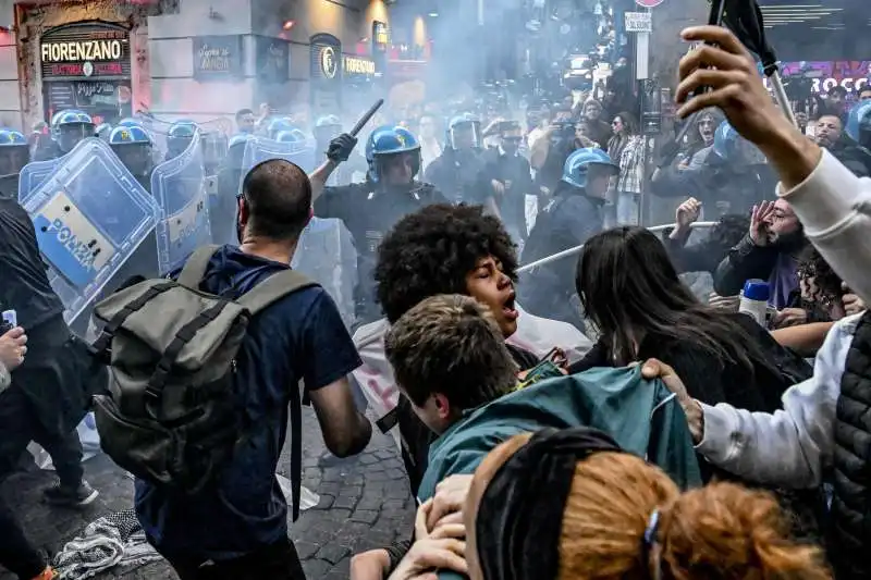 scontri tra polizia e manifestanti a napoli   6