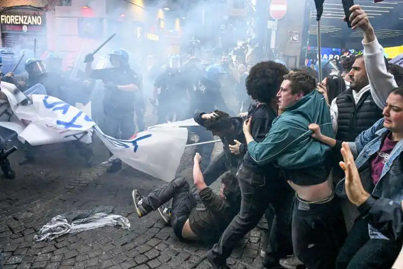 scontri tra polizia e manifestanti a napoli   7