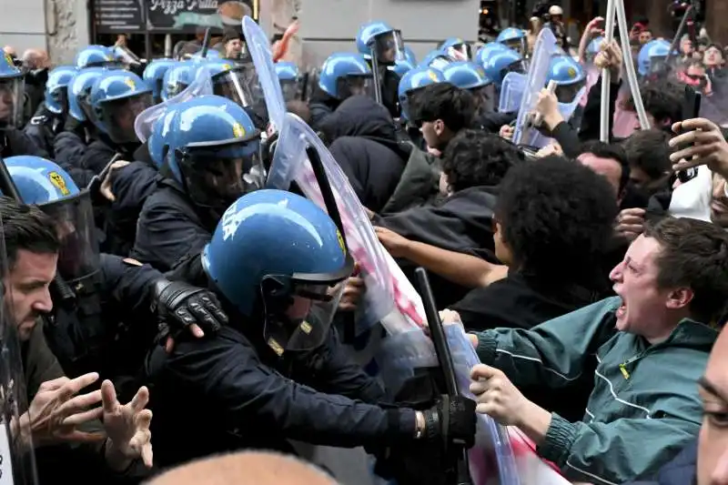 scontri tra polizia e manifestanti a napoli   8