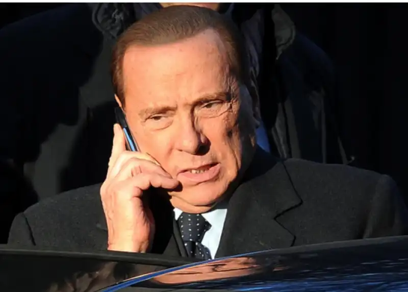 silvio berlusconi parla al cellulare