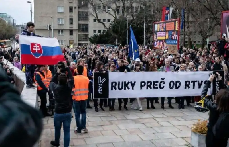 SLOVACCHIA - PROTESTE CONTRO IL GOVERNO DI ROBERT FICO E LA LEGGE CHE CAMBIA LA TV PUBBLICA