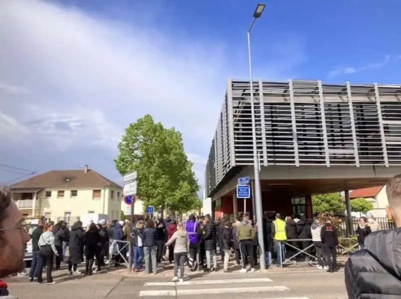 souffelweyersheim   la scuola dove sono state accoltellate due bambine.  