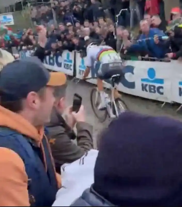 spettatori lanciano birra contro van der poel durante il giro delle fiandre. 