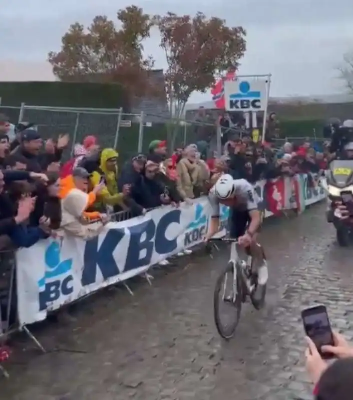 spettatori lanciano birra contro van der poel durante il giro delle fiandre. 