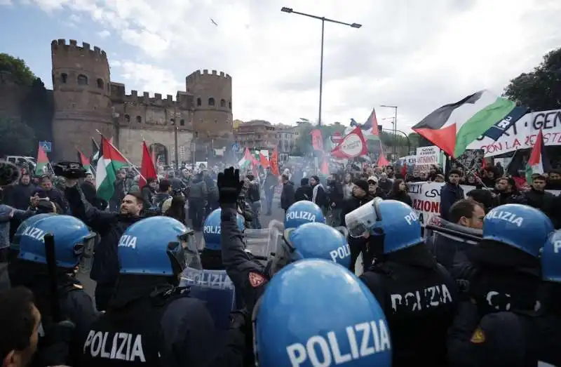 tensione tra filo palestinesi e brigata ebraica   corteo 25 aprile 2024   roma   1