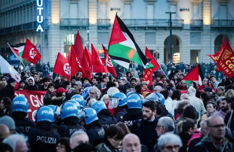 tensione tra filo palestinesi e brigata ebraica   corteo 25 aprile 2024   roma   5