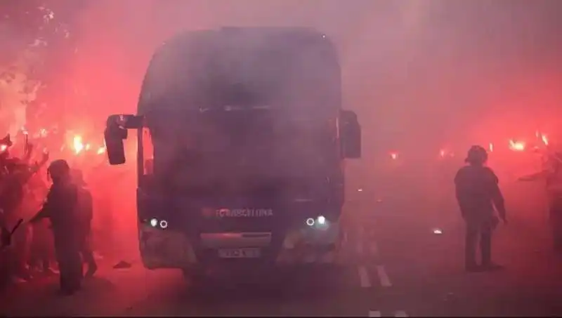 tifosi del barcellona lanciano oggetti contro il bus della squadra 