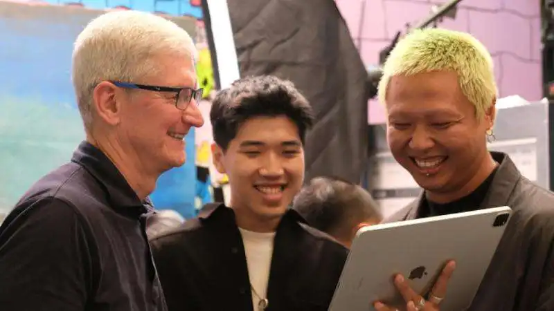 tim cook in vietnam  