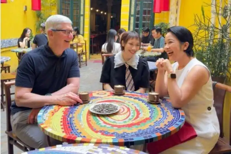 tim cook in vietnam  