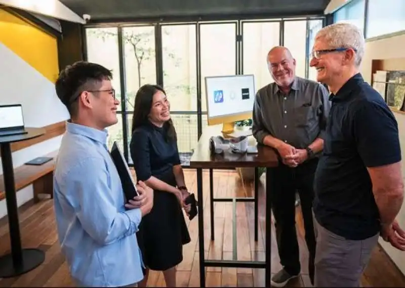 tim cook in vietnam  