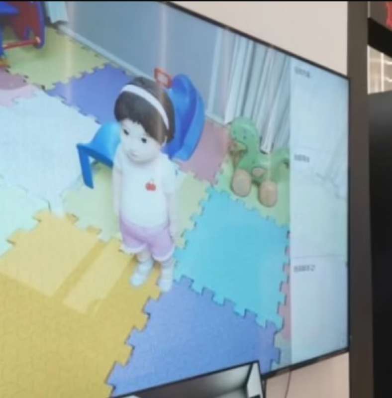 tongtong la bambina robot creata con l'ia 2