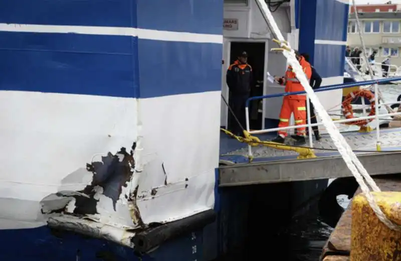 traghetto si schianta al porto di napoli   10