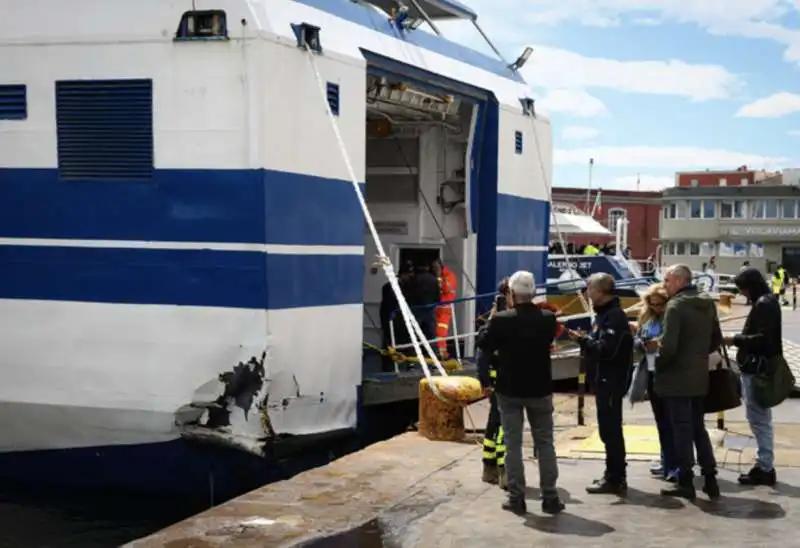 traghetto si schianta al porto di napoli   11