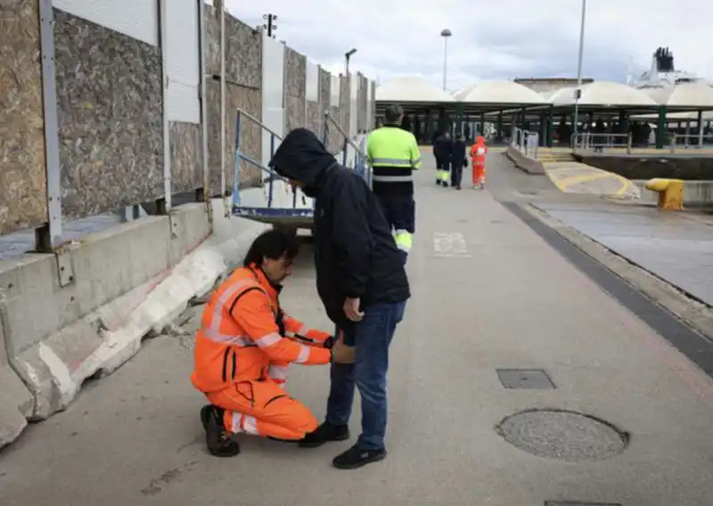 traghetto si schianta al porto di napoli   4