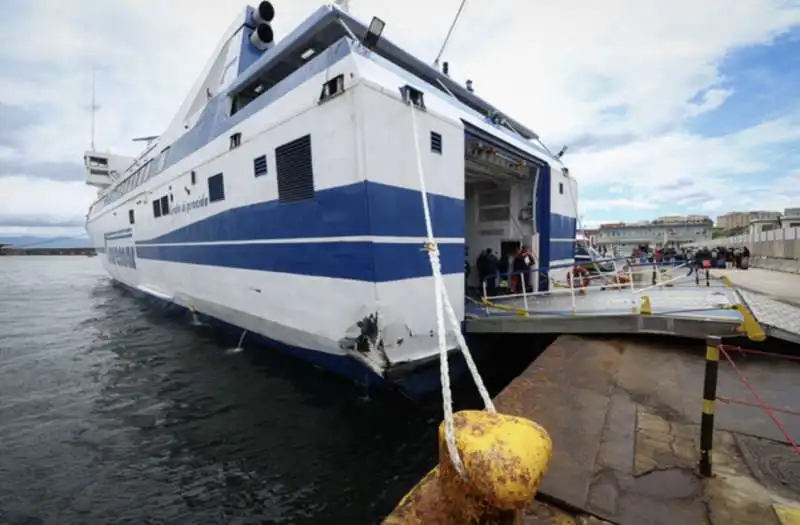 traghetto si schianta al porto di napoli   5